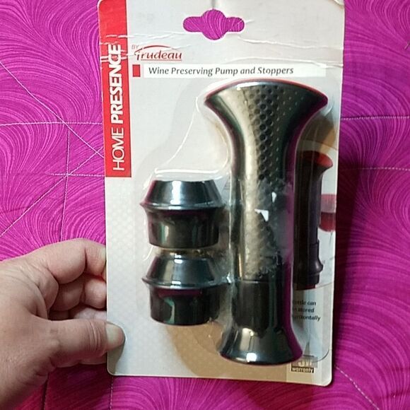 Wine Preserving pump and stoppers set - Picture 1 of 5